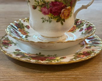 Royal Albert-Klasse A altes Landrosen feines Knochenporzellan-Trio