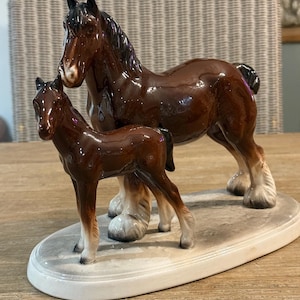Figura coleccionable vintage de la yegua y el potro de Hertwig