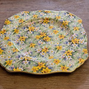 Plato para sándwich Royal Winton Grimwade con diseño cuadrado acanalado y borde dorado, en perfecto estado, con estampado Richmond chintz.