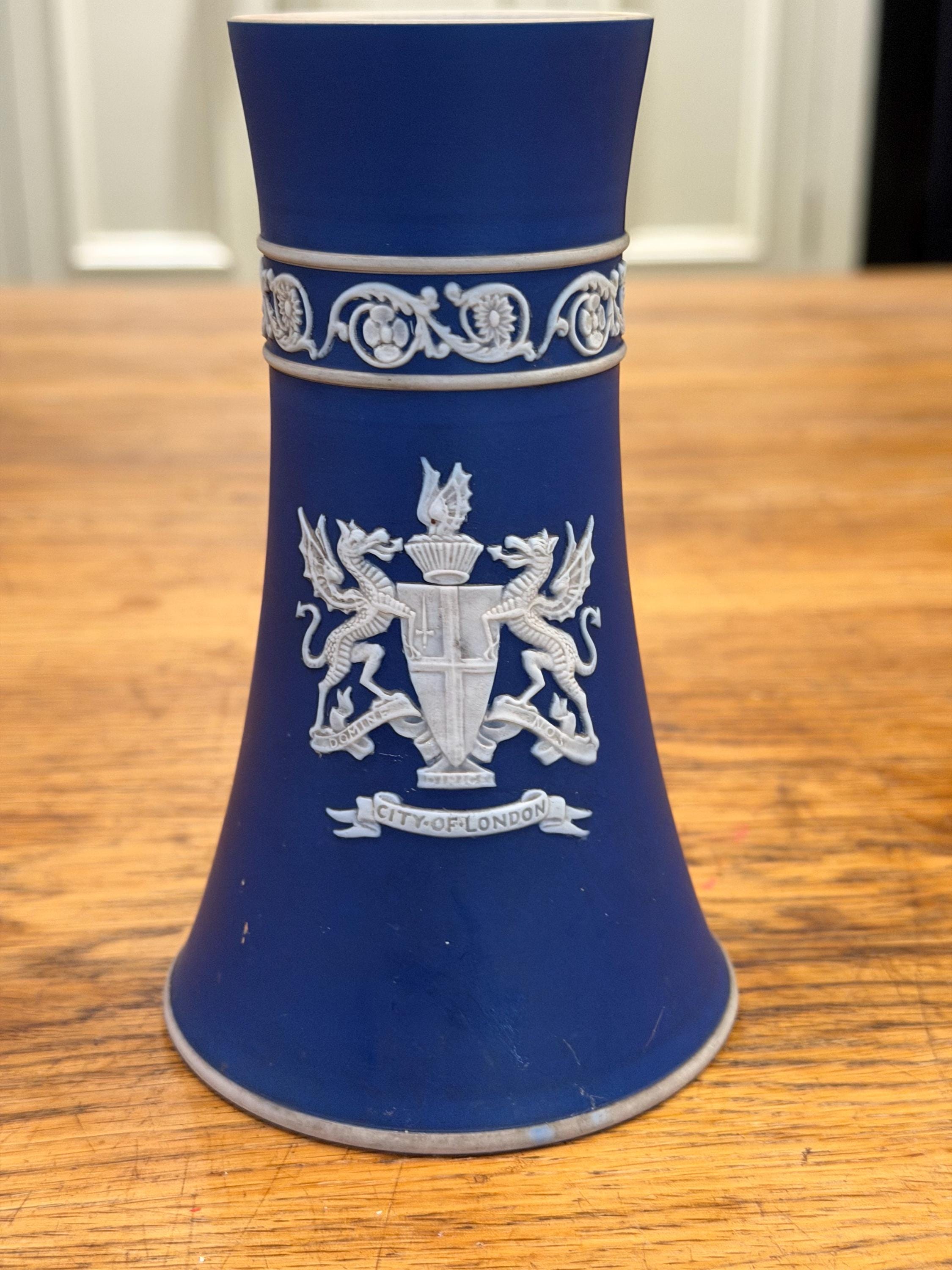 Wedgewood Antique 1657 Vase Depicting the City of London Coat of