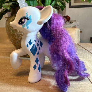 Mein kleines Pony Einhorn Blitz mit tief lila Mähne und Schwanz 7 cm groß