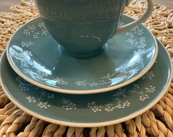 Royal Doulton Queenslace D8447 Trio-Tasse, Untertasse und Beilagenteller. Fine Bone China Porzellan Trio in zartem Graublau mit weißen Blumen, Vintage