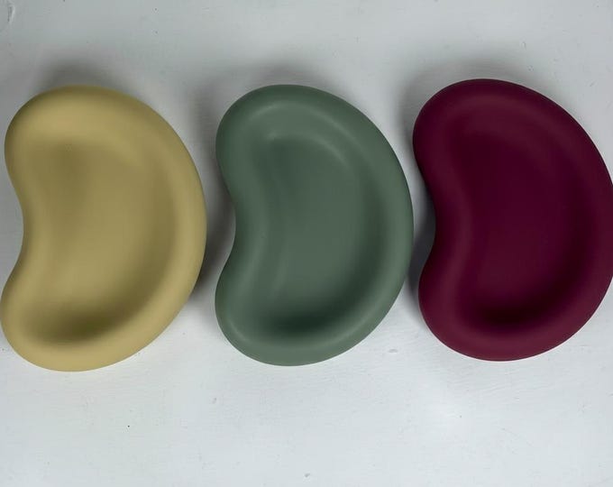 Minimalist Concrete Kidney Bean Tray | Organic Modern Catchall Dish | Hand-Poured Aesthetic Coffee Table Decor