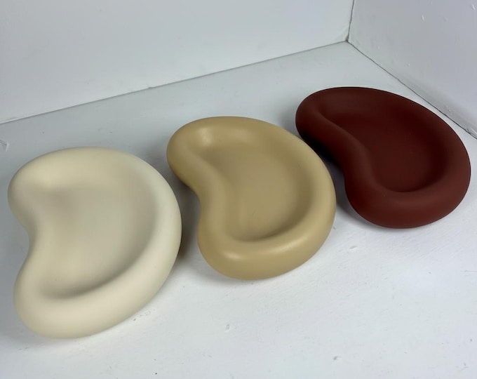 Minimalist Concrete Kidney Bean Tray | Organic Modern Catchall Dish | Hand-Poured Aesthetic Coffee Table Decor