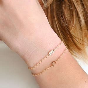 Pulsera con inicial pequeña bañada en oro, pulsera con letras delicadas, pulsera para la pérdida de un bebé, regalo para la pérdida de un hijo, joyería conmemorativa, regalos para viudas.