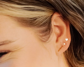 Pendientes de corazón minimalistas, pendientes de sementales de corazón diminutos, pendientes de corazón llenos de oro de 14k, pendientes de corazón delicados, pendientes minimalistas rellenos de oro