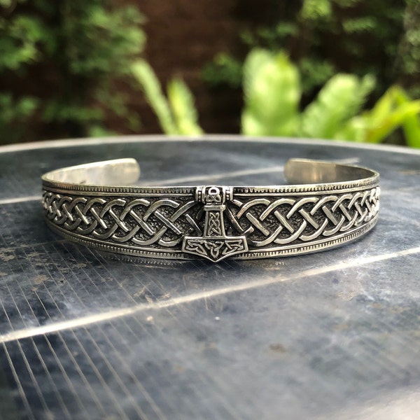 Fabriqué à la main en argent sterling 925 Viking Thor's Hammer Mjolnir Cuff Bangle Bracelet Celtic Infinity Knot (réglable)