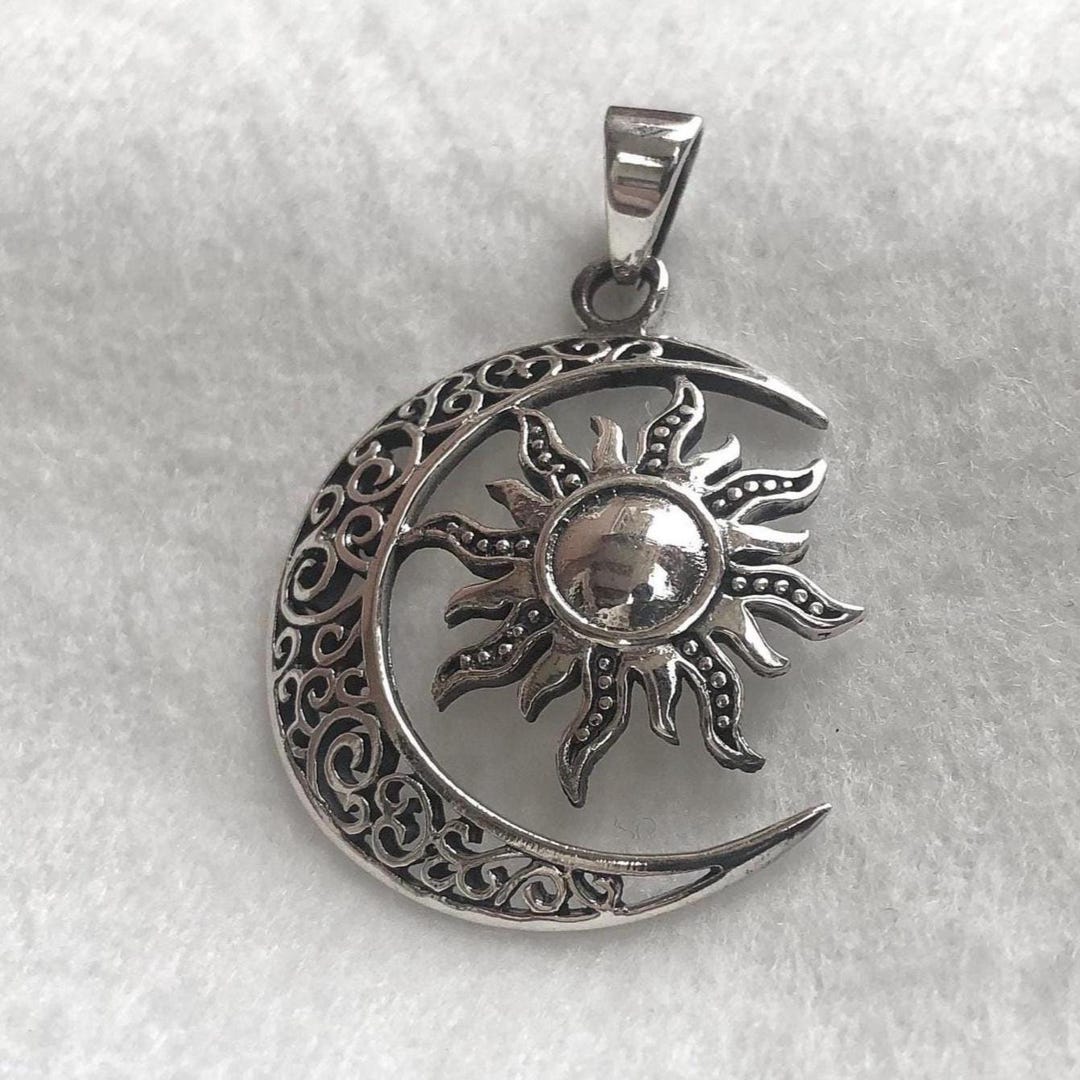 Ciondolo Luna Crescente Con Sole E Stelle In Argento 925 – Gioiello Astrologico Artigianale