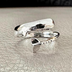 Anel artesanal em prata de lei 925 com desenho de baleia cachalote. Anel feminino em prata, acessório de moda, presente da VINTZ.