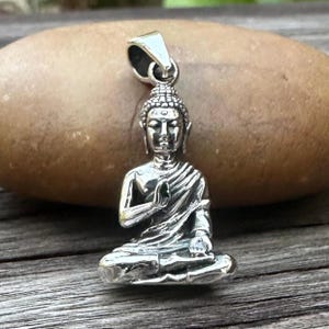 Colgante de Buda hecho a mano en plata de ley 925 / Collar con la imagen del dios budista Siddhartha Gautama / Regalo de joyería / VINTZ