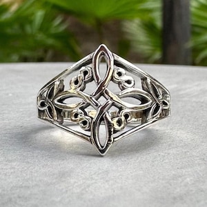 Anillo de nudo de bruja de plata de ley 925 hecho a mano. Diseño de nudo mágico celta. Anillo wiccano de cuatro elementos. Accesorio de joyería de plata. Regalo de VINTZ.