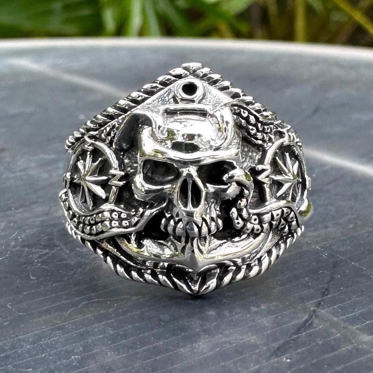 Anello con tescho e ossa ncrocate. Anello con tescho n argento