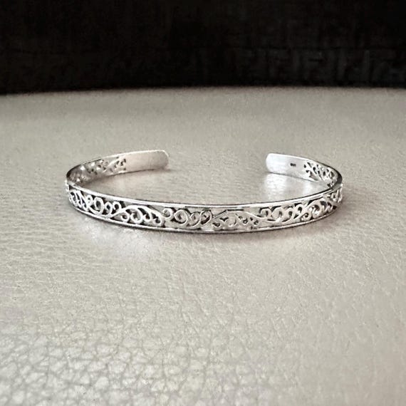 Bracciale A Polsino Argento Classico Con Fiori Scolpiti - Gioiello Donna Regalo - Cuffie Aperte Regolabili