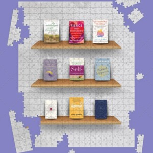 Op de afbeelding: Een boekenkast met negen boeken over zelfcompassie, mindfulness en het overwinnen van trauma. De boeken zijn getiteld "The Mindful Path to Self-Compassion", "Fierce Self-Compassion", "Outshining Trauma", "Radical Acceptance", "Self-Compassion", "Radical Compassion", "lighter", "The Universe Has Your Back" en "The Gifts of Imperfection".
