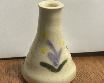 手作りのミニチュアラベンダーと黄色の花の陶器の花瓶 窯焼き