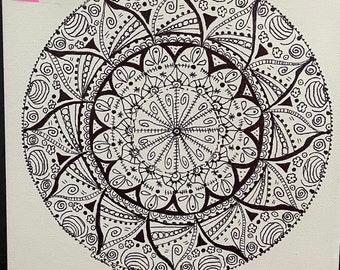 インクで手描きされたマンダラ