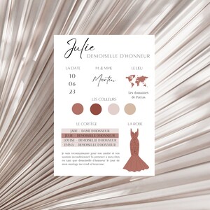 May include: A wedding invitation with a peach and brown color scheme. The invitation includes the date, the names of the bride and groom, the location, and the names of the bridesmaids. The text reads "Jufie, Demoiselle d'Honneur, La Date, 10 06 23, M & Mme, Martin, Le Lieu, Les Domaines de Patras, Les Couleurs, Le Cortege, Jade - Dame d'Honneur, Julie - Demoiselle d'Honneur, Louise - Demoiselle d'Honneur, Emma - Demoiselle d'Honneur, La Robe".