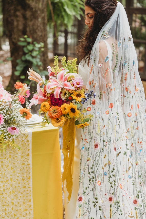 Daisy Pop Flower Veil, Embroidered Flower Veil, Floral Wedding Veil, Bridal Veil  Flowers, Unique Veil 