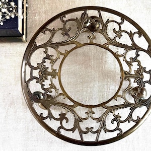 Soporte circular para plantas con ruedas giratorias y diseño de hojas decorativas de latón vintage