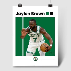 Puede incluir: Un póster de baloncesto con Jaylen Brown, un jugador de baloncesto de los Boston Celtics, driblando un balón. El póster tiene un fondo verde con un borde negro y blanco. El texto "Jaylen Brown" está en la parte superior del póster.
