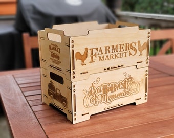 Peut inclure: Deux caisses en bois empilées l'une sur l'autre. La caisse du haut est étiquetée "Farmers Market" avec une illustration de coq. La caisse du bas est étiquetée "A Harvest of Memories" avec un camion et des citrouilles.