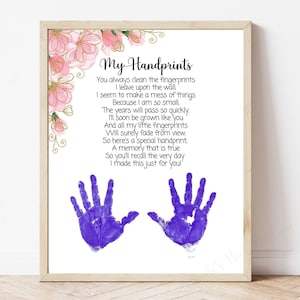 Puede incluir: Huellas de manos moradas sobre un fondo blanco con un poema sobre cómo las huellas de manos se desvanecen a medida que el niño crece. El poema dice: "Siempre limpias las huellas dactilares que dejo en la pared. Parece que hago un lío de cosas porque soy tan pequeño. Los años pasarán tan rápido. Pronto seré grande como tú y todas mis pequeñas huellas dactilares seguramente se desvanecerán de la vista. Así que aquí tienes una 'huella dactilar especial', un recuerdo que es verdadero. Así que recordarás el día en que te hice esto."