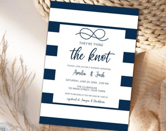 Op de afbeelding: Een marineblauwe en wit gestreepte bruiloft-douche uitnodiging met een nautisch touwknoopontwerp. De tekst luidt "They're tying the knot" en bevat de namen Amelia en Josh, de datum en tijd van de douche, en de locatie. RSVP-informatie is ook inbegrepen.