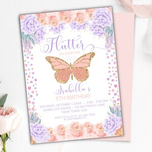 Può includere: Un invito floreale rosa e viola con una farfalla dorata con glitter. Il testo recita "Flutter on over for Isabella's 5th Birthday".
