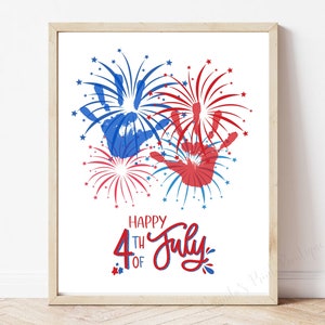 Könnte beinhalten: Ein druckbarer Kunstdruck mit roten, weißen und blauen Handabdruck-Feuerwerkskörpern mit dem Text "Happy 4th of July".