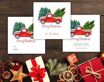 Puede incluir: Etiquetas de regalo navideñas con un camión rojo que transporta un árbol de Navidad. Las etiquetas muestran "Merry Christmas" y espacio para "Para" y "De" o un mensaje personalizado. Decoraciones festivas navideñas.