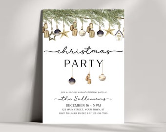 Può includere: Un invito bianco per una festa di Natale con le parole "Christmas PARTY" in corsivo nero. L'invito è decorato con illustrazioni ad acquerello di campane d'oro, stelle e ornamenti appesi a un ramo di pino. L'invito include i dettagli della festa.