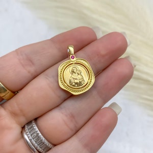 Jungfrau Maria Gold 14K Anhänger mit Dekoration und rosa Stein, griechisch-christlicher Anhänger der Jungfrau Maria aus massivem 14K Gold