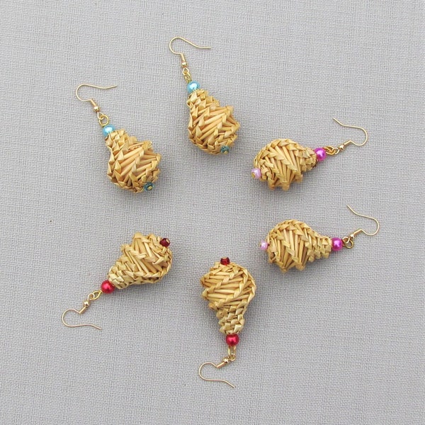 Boucles d'oreilles originales en paille de blé. Crochets supports en laiton plaqué or 18 k. Couleurs au choix. Grand modèle.