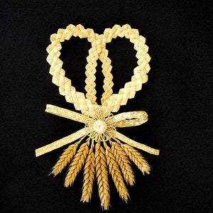 Wheat wedding gift. Woven wheat love heart. Lucky charm in braided wheat.