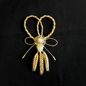 Lucky charm with 3 ears of wheat in the shape of a heart. Customizable wheat wedding gift.