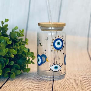 Lata de vidrio con tapa de bambú y pajita de vidrio para el mal de ojo