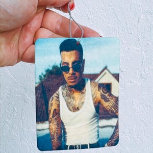 Rauw Alejdro Auto-Lufterfrischer: Doppelseitig Saturno Merch