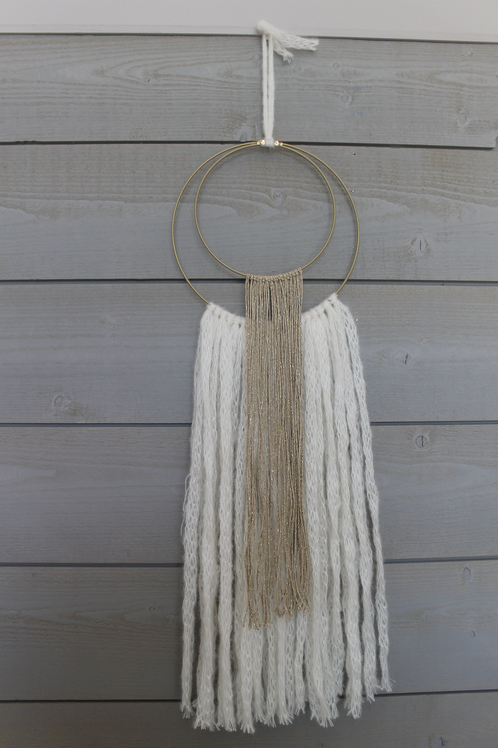 Décoration Murale Ronde en Laine Beige et Fil Doré