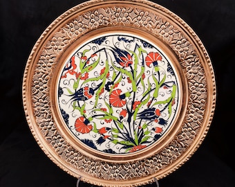 Plato colgante de pared hecho a mano de cobre y cerámica, decoración floral para el hogar (24 cm de diámetro)