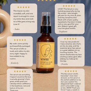 Puede incluir: Una botella de vidrio marr&oacute;n de Vivre Essential Glow Face Serum con una bomba negra, rodeada de rese&ntilde;as de clientes. La botella tiene una etiqueta amarilla con un dise&ntilde;o de rostro minimalista y las palabras "100% Pure & Organic".