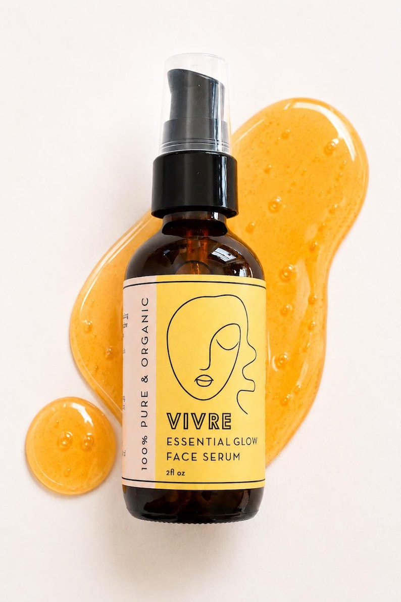 Puede incluir: Botella de vidrio marr&oacute;n de Vivre Essential Glow Face Serum con dispensador de bomba negro. La etiqueta amarilla presenta un dibujo lineal de una cara. Una muestra de suero naranja est&aacute; al lado de la botella. La botella contiene 59 ml.