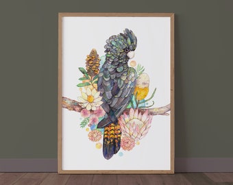 Puede incluir: Una pintura de acuarela de un cacatúa negro posado en una rama con flores y follaje coloridos. El pájaro tiene un cuerpo negro con acentos amarillos y naranjas en sus plumas de la cola.