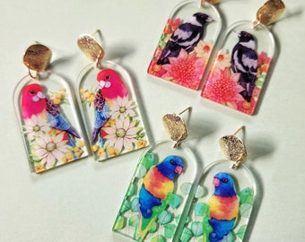 Op de afbeelding: Een set van zes kleurrijke vogel oorbellen. De oorbellen zijn gemaakt van helder acryl en bevatten een verscheidenheid aan vogels, waaronder een regenbooglori, een roze en blauwe vogel en een zwart-witte vogel. De oorbellen zijn perfect om een vleugje whimsy toe te voegen aan elke outfit.