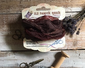 Könnte beinhalten: Eine Rolle braunes Seidenband auf einer Karte mit dem Text "Old Fashion Ribbon" und "Handmade with Love" sowie der Website-Adresse "www.oldfashionribbon.com".