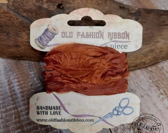 Könnte beinhalten: Eine Spule mit gekräuseltem Band in Rostfarbe mit dem Text "Old Fashion Ribbon" und "Handmade with Love" auf der Verpackung. Das Band ist als ein Stück gekennzeichnet.