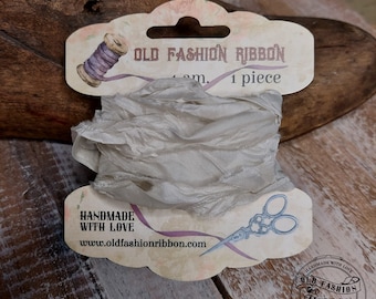 Könnte beinhalten: Eine Rolle elfenbeinfarbenes Seidenband mit gekräuselter Textur. Das Band befindet sich auf einer Karte mit dem Text "OLD FASHION RIBBON" und "HANDMADE WITH LOVE".