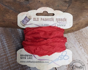 Könnte beinhalten: Rotes Seidenband, 1,2 Meter lang, handgefertigt mit Liebe. Das Band ist auf einer Karte mit dem Text "Old Fashion Ribbon" und "Handmade with Love" verpackt.