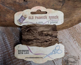 Könnte beinhalten: Eine Rolle braunes Seidenband, 1,2 Meter lang, mit dem Text "OLD FASHION RIBBON" und "HANDMADE WITH LOVE" auf der Verpackung.