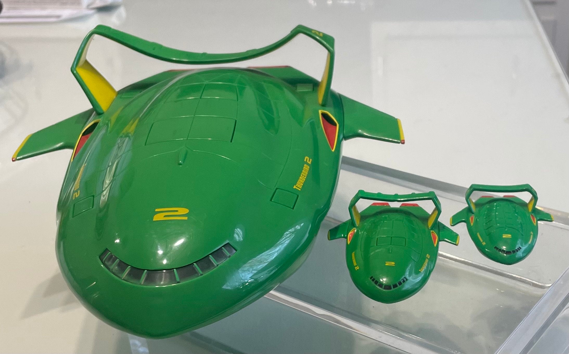 THUNDERBIRDS Deluxe Spaceship 2 + 2 More Smaller Spaceship 2