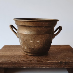 Maceta antigua de latón martillado, maceta con pátina envejecida y asas (10 cm de alto)